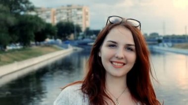 Genç kız kırmızı saçlı mutlu ruh hali onu vlog portre vurdu