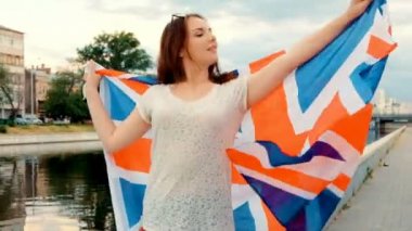 Büyük Britanya bayrağı taşıyan mutlu genç kadın