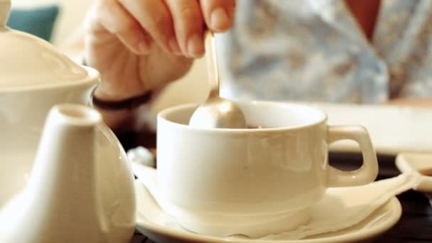 Mujer Mezclando azúcar en una taza de té — Vídeos de Stock