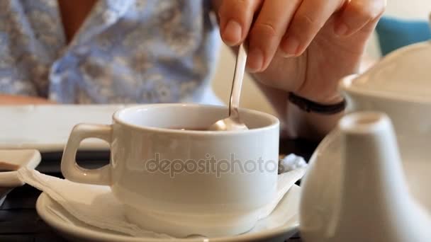 Mujer Mezclando azúcar en una taza de té — Vídeos de Stock