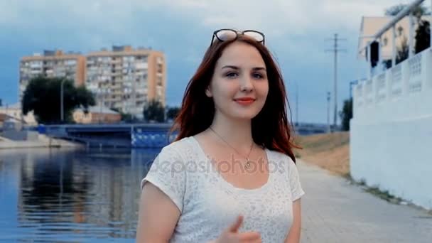 Comunicación no verbal NVC. Hermosa mujer joven mostrando ruso todo-es-buena señal con los dedos y sonriendo — Vídeo de stock