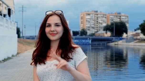 Piękna młoda kobieta Wyświetlono V palcami za zwycięstwo — Wideo stockowe