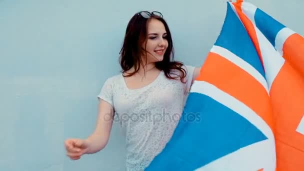 Joven chica patriota feliz sosteniendo la Gran Bretaña, Union Jack bandera — Vídeos de Stock