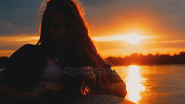 Захід сонця Час Кадри рудої волохатої жінки біля річки, стара сіра імітація плівки — стокове відео