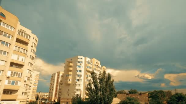 Wolken vliegen over gebouwen — Stockvideo