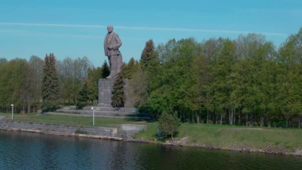 Olbrzymi pomnik Lenina na brzegu na kanał w pobliżu miasta Dubna — Wideo stockowe