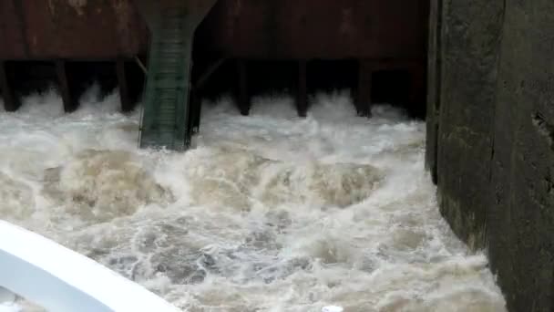 Wasserschleusen öffnen sich. Moskauer Kanal — Stockvideo