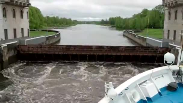 Puertas de agua abiertas. Canal de Moscú — Vídeos de Stock