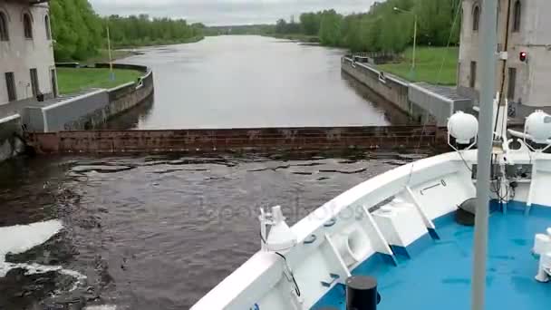 Wasserschleusen öffnen sich. Moskauer Kanal — Stockvideo