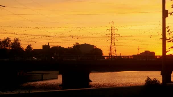 Tidig morgon i Astrakhan Ryssland. Bilar och fotgängare på gamla staden bron. Orange Sol — Stockvideo