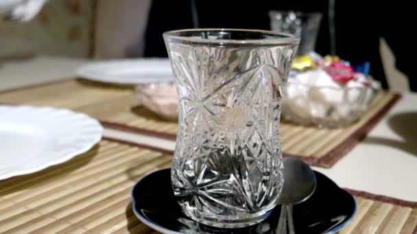 Розливання гарячого турецького чаю в скляний макрос 4k — стокове відео