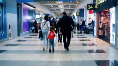 Moskova, Rusya 22 Şubat 2016: yolcu yürüyüş içinde Domodedovo Havaalanı, Rusya Modern yakınındaki hava alanları