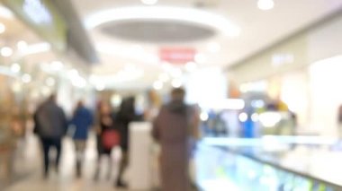 Birçok şehir alışveriş merkezi içinde insanlar bulanık
