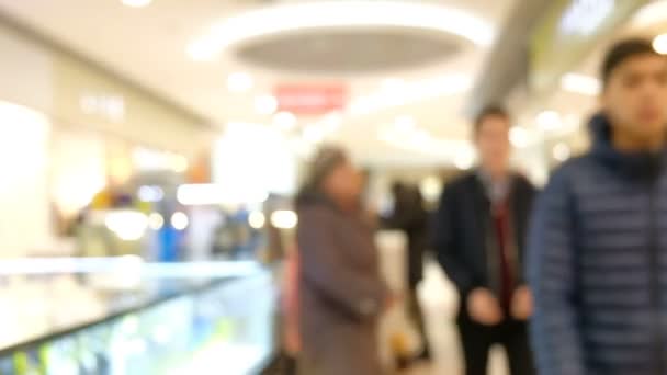 Personas borrosas caminando en el supermercado — Vídeo de stock