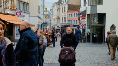 Bonn, Almanya, 23 Ekim 2017: Bonn Merkezi sokakta yürüyen insanlar.