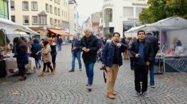 Bonn, Almanya, 23 Ekim 2017: Çoklu etnik insanlar yürüyen bit pazarı Bonn Merkezi.