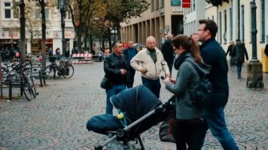 Bonn, Almanya, 23 Ekim 2017: Bonn Merkezi çok etnik gruptan oluşan insanlar.