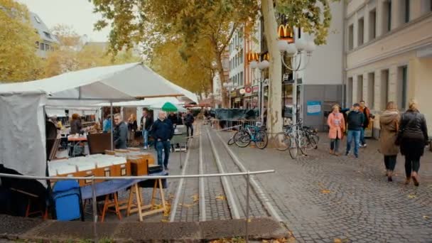 Bonn, Alemania, 23 de octubre de 2017: Discos de vinilo en el mercado de pulgas en el centro de Bonn . — Vídeo de stock