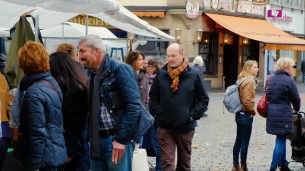Bonn, Alemanha, 23 de outubro de 2017: Pessoas escolhendo coisas no mercado de pulgas no centro de Bonn . — Vídeo de Stock