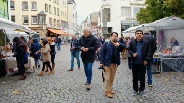 Bonn, Alemanha, 23 de outubro de 2017: Mercado de pulgas a pé de pessoas multi-étnicas no centro de Bonn . — Vídeo de Stock