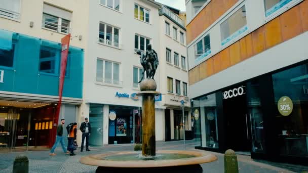 Bonn, Tyskland, 23 oktober 2017: tre gracerna fontän i centrum av Bonn av Ernemann F. Sander. — Stockvideo