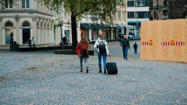 Бонна, Німеччина, 23 жовтня 2017: молоді люди ходьбі задній вид в центрі Бонна. — стокове відео