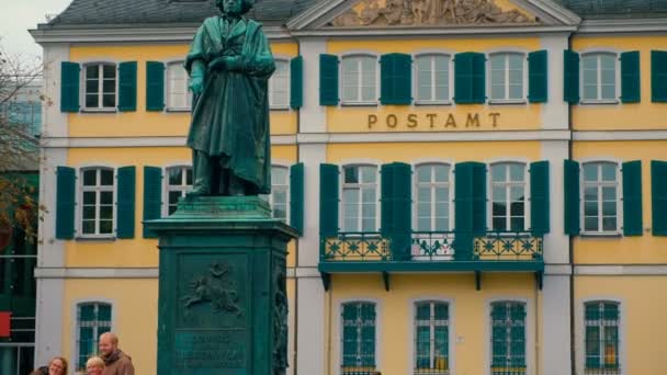 Bonn, Alemania, 23 de octubre de 2017: Turistas toman fotos frente al monumento de Beethoven en el centro de Bonn . — Vídeos de Stock