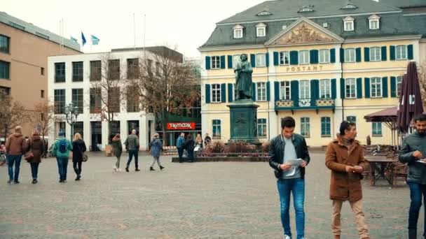 Bonn, Tyskland, 23 oktober 2017: multietniska människor gå om Beethoven Monument i centrera i Bonn. — Stockvideo