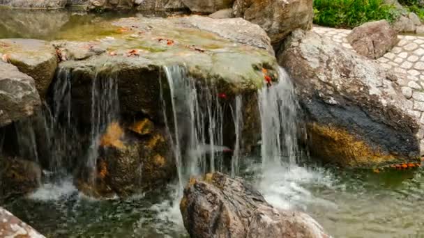 Cascada de agua artificial en el jardín . — Vídeos de Stock