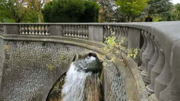 Cascada en freizeitpark, bonn alemania — Vídeos de Stock