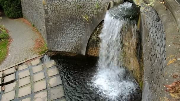 Fontän eller vattenfall i freizeitpark i bonn — Stockvideo