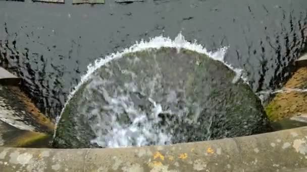 Kunstmatige waterval van freizeitpark in Bonn, Duitsland van bovenaf — Stockvideo