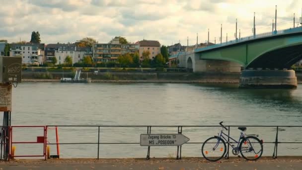 Bonn, Alemania, 26 de octubre de 2017: Embankment del Rin y el Puente Kennedy en el centro de Bonn . — Vídeos de Stock