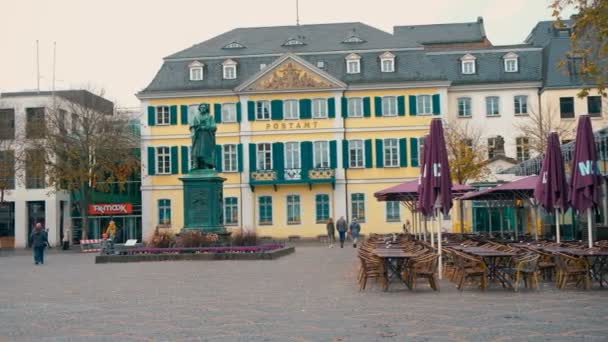 波恩, 德国 23 2017年10月: 贝多芬纪念碑在波恩的中心在 Postamt 前面. — 图库视频影像