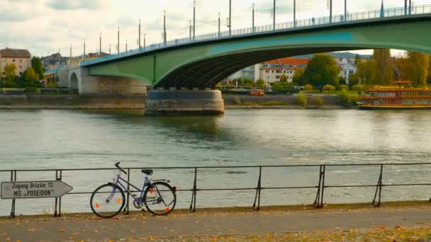 Bonn, Niemcy, 26 października 2017: nabrzeże Renu w centrum Bonn. — Wideo stockowe