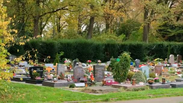 Bonn, Duitsland, 29 oktober 2017: oude begraafplaats van Bonn-stadt — Stockvideo