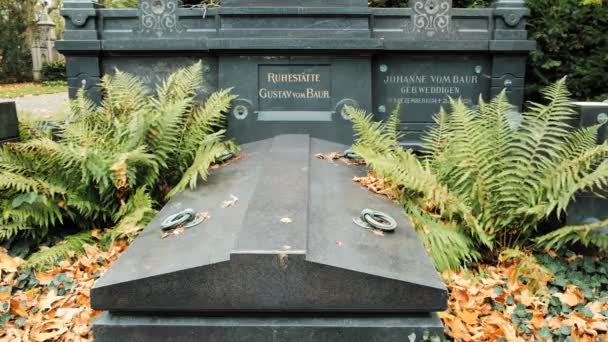 Bonn, Alemania, 29 de octubre de 2017: Cámara de entierro de granito del antiguo cementerio de Bonn-stadt — Vídeos de Stock