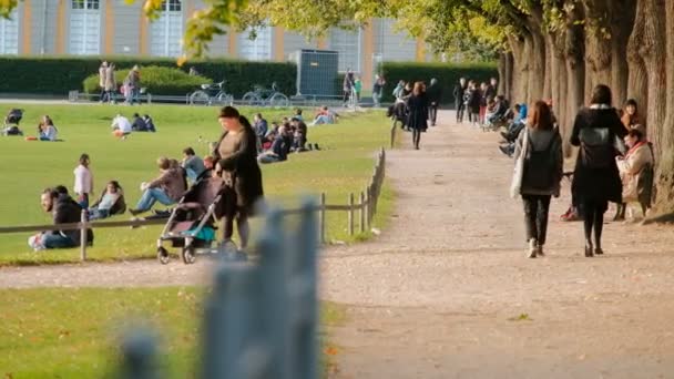 Bonn, Allemagne, 02 novembre 2017 : Des gens dans un parc devant l'université de Bonn par beau temps automnal — Video