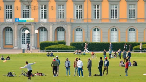 Bonn, Alemania, 02 de noviembre de 2017: Estudiantes multiétnicos en el parque frente a la Universidad de Bonn en buen tiempo otoñal — Vídeos de Stock