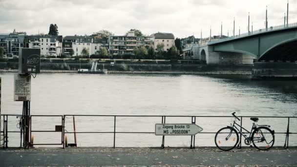 Bonn, Alemania, 26 de octubre de 2017: Embankment del Rin en el centro de Bonn con bicicleta estacionada — Vídeos de Stock