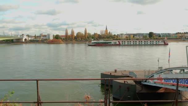 Bonn, Alemania, 26 de octubre de 2017: Crucero en vista Rin-río desde el banquillo del Rin en el centro de Bonn — Vídeos de Stock