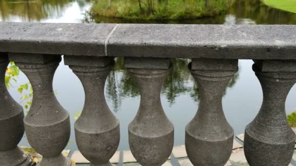 Klasický styl zábradlí kolem rybníku — Stock video