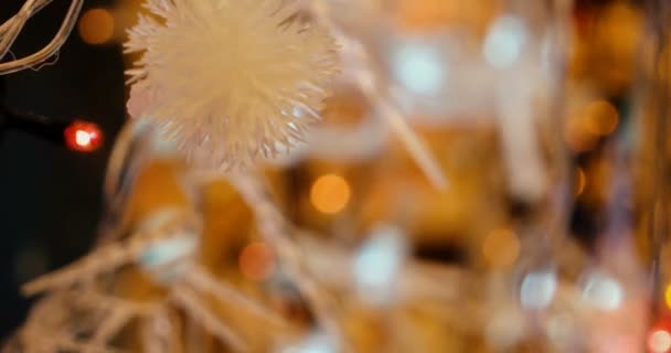 Kerstballen op kerstboom close-up. Kerstmis en Nieuwjaar decoratie abstracte achtergrond wazig Bokeh vakantie. Garland In Vintage kleur knippert. — Stockvideo