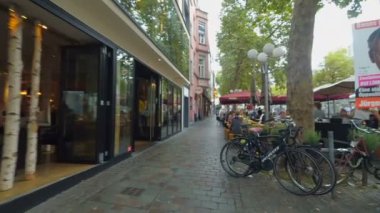 Bonn, Almanya, 24 Eylül 2017: kafe sokakta insanlar görüş Bonn Merkezi