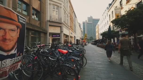 Βόννη, Γερμανία, 24 του Σεπτεμβρίου 2017: ποδήλατα. Θέα στο δρόμο στο κέντρο της Βόννης — Αρχείο Βίντεο