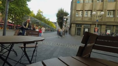 Bonn, Almanya, 24 Eylül 2017: insanlar yürüyüş sokak Bonn Merkezi