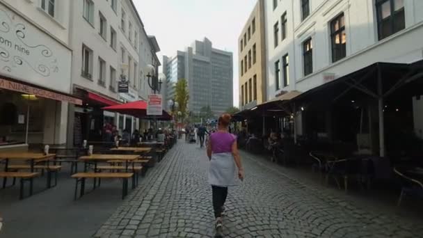 Bonn, Duitsland, 24 September 2017: voetgangers. Street View In het centrum van Bonn — Stockvideo