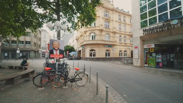 Bonn, Duitsland, 24 September 2017: Street View In het centrum van Bonn met veel mensen — Stockvideo