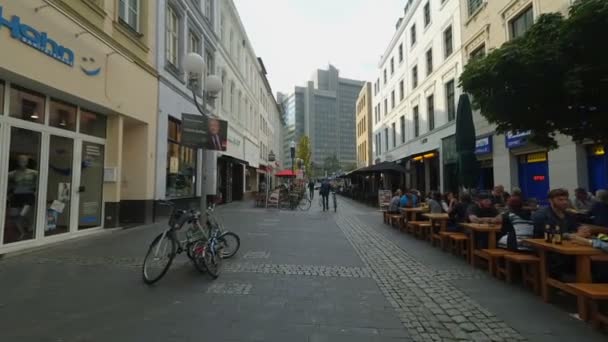 Bonn, deutschland, 24. september 2017: persönlicher street view im zentrum von bonn — Stockvideo