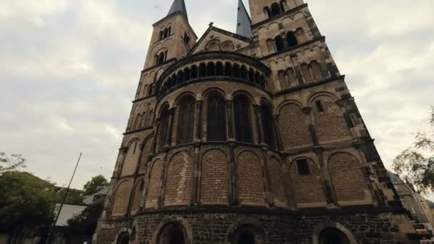 Bonn, Almanya, 24 Eylül 2017: Merkez Katedrali. Bonn merkezi cadde görünümü. — Stok video